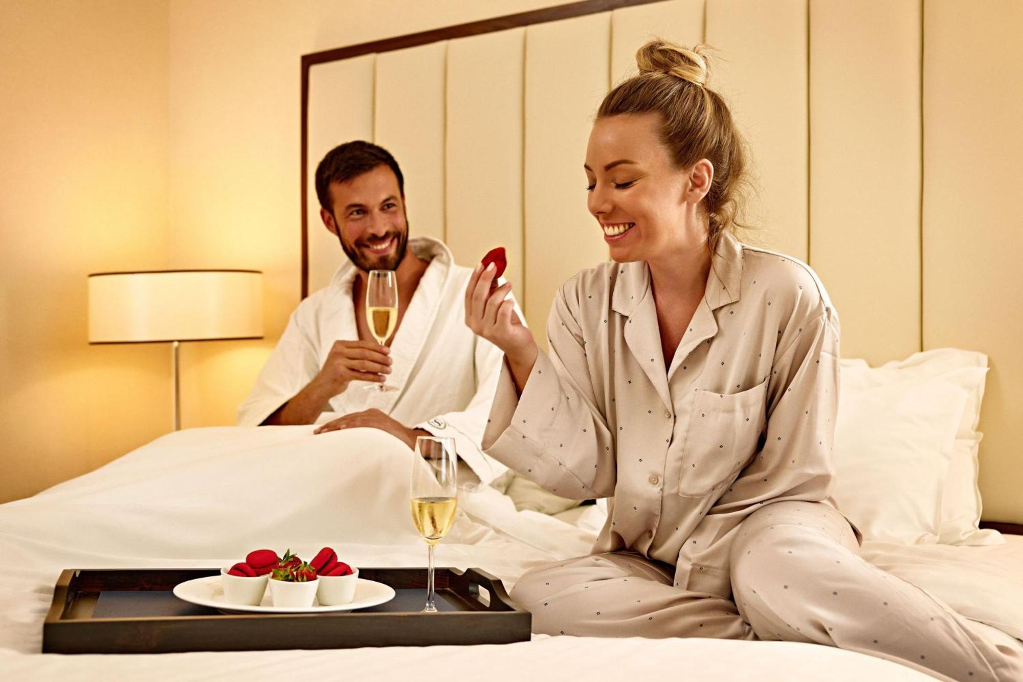 Deluxe King Non Smoking Guest room 1 King